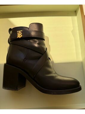AUTHENTIC Burberry Ladies ankle boots size 38 / US 7.5 TTS